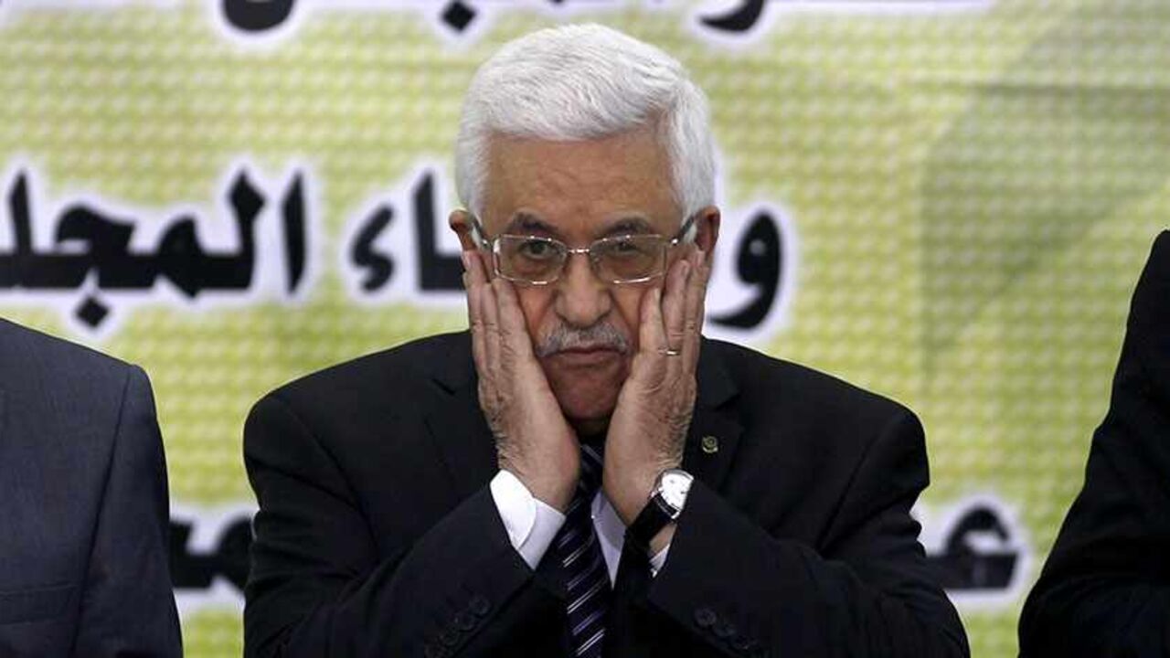 Palestinian President Mahmoud Abbas prays during a meeting of the Fatah Revolutionary Council in the West Bank city of Ramallah September 1, 2013. REUTERS/Mohamad Torokman (WEST BANK - Tags: POLITICS) - RTX133QU