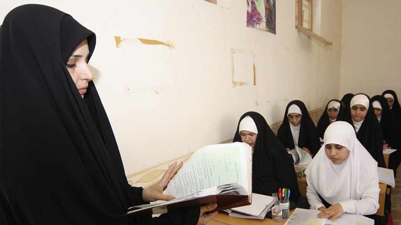Students attend a class on the first day of the new school term in Kerbala, 110 km (68 miles) south of Baghdad, September 24, 2013. REUTERS/Mushtaq Muhammed (IRAQ - Tags: EDUCATION SOCIETY) - RTX13Y2I