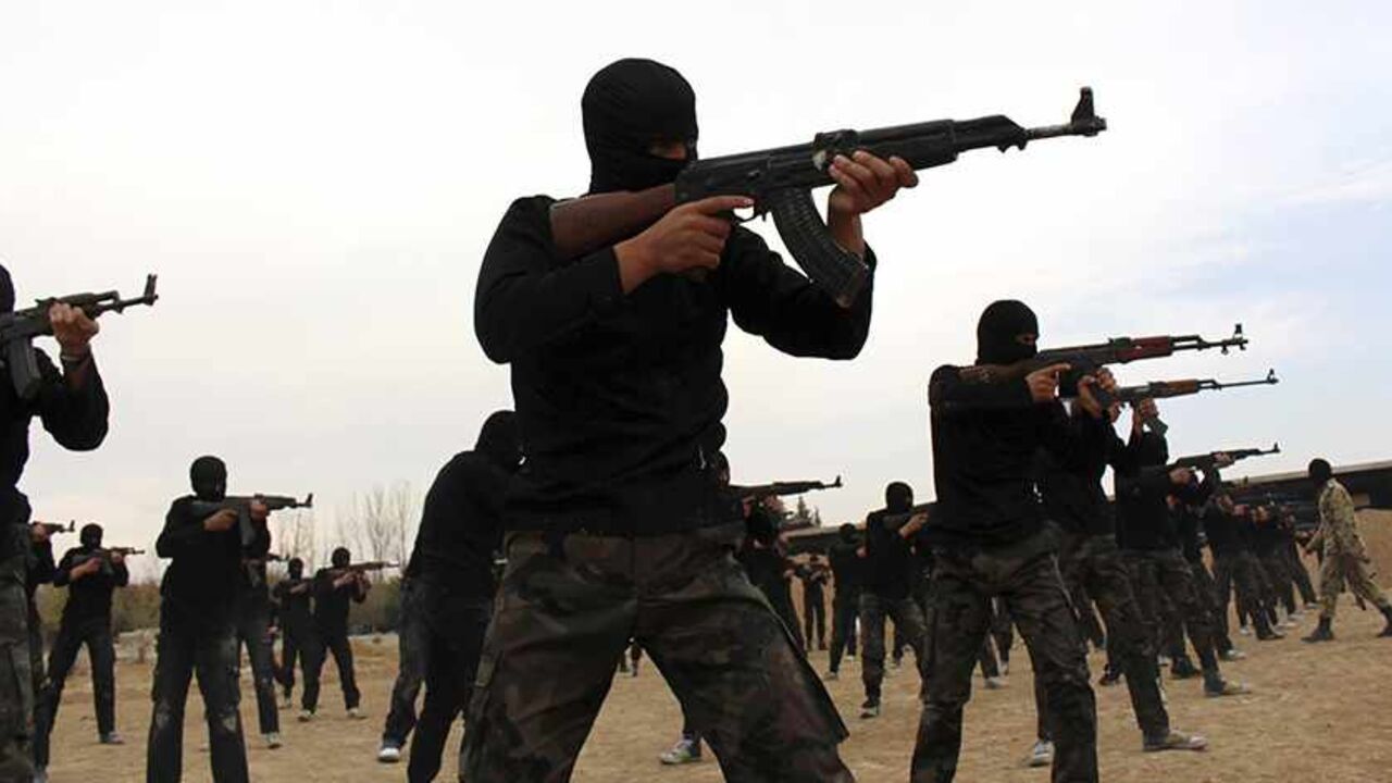Islamist fighters demonstrate with their weapons during their graduation ceremony at a camp in eastern al-Ghouta, near Damascus November 28, 2013. The newly graduated fighters, who went through military training, will operate under the Islamist Ahrar al-Sham brigade. Picture taken November 28. REUTERS/Diaa Al-Din   (SYRIA - Tags: POLITICS CIVIL UNREST CONFLICT MILITARY) - RTX15XCO