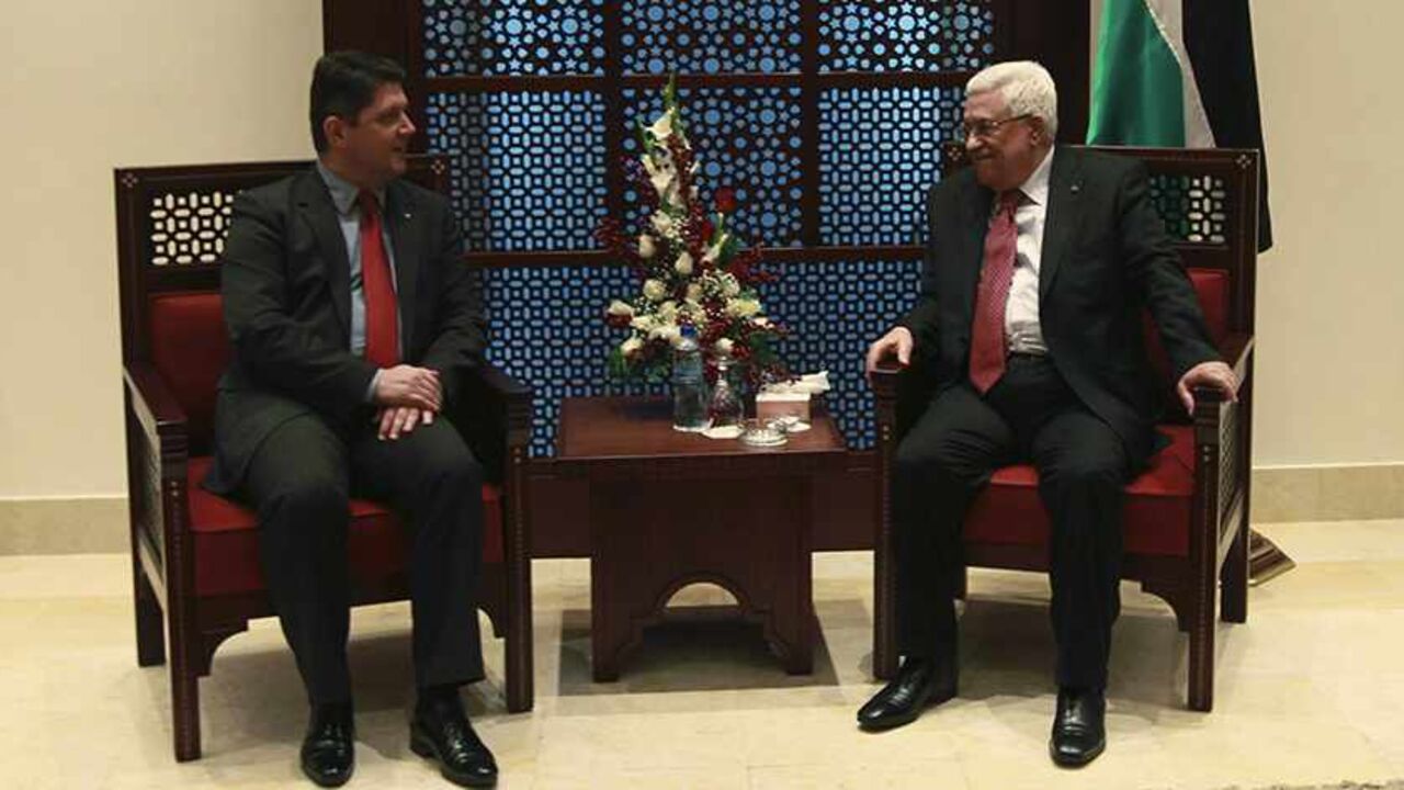 Palestinian President Mahmoud Abbas (R) meets with Romanian Foreign Minister Titus Corlatean in the West Bank city of Bethlehem December 24, 2013. REUTERS/Luay Sababa/Pool (WEST BANK - Tags: POLITICS) - RTX16TGU