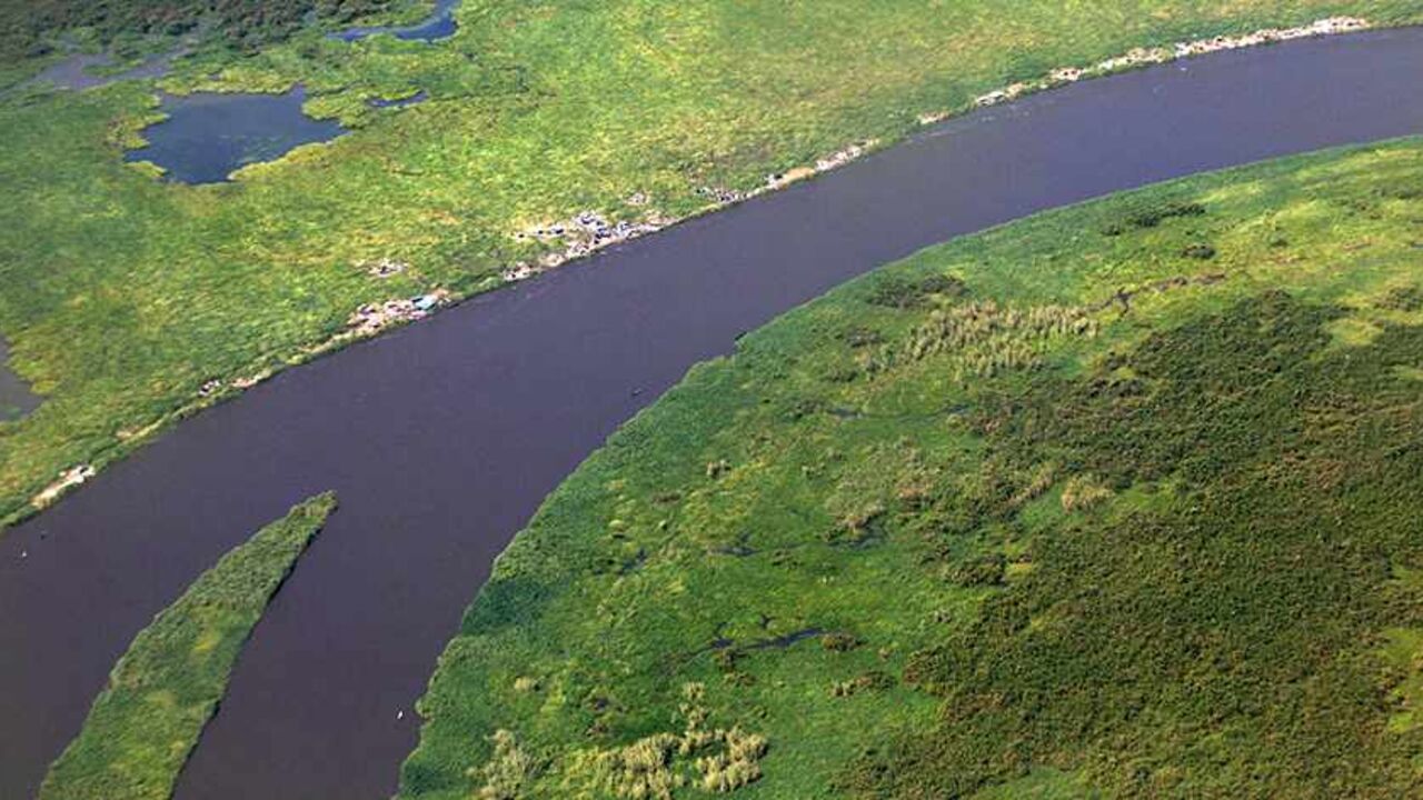 An aerial view shows temporary settlements set up along the banks of river Nile by people displaced by fighting between the government army and rebels in Bor, 180 km (108 miles) northwest from capital Juba December 25, 2013. South Sudanese troops have retaken the flashpoint town of Bor in Jonglei state, a week after the town fell to rebels loyal to rebel leader Riek Machar. REUTERS/James Akena (SOUTH SUDAN - Tags: POLITICS CIVIL UNREST MILITARY) - RTX16TX8