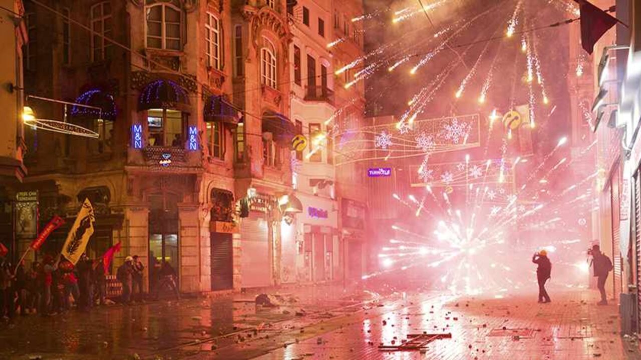 Demonstrators use fireworks against riot police during an anti-government protest in central Istanbul December 27, 2013. Protesters demanding Turkish Prime Minister Tayyip Erdogan resign over a high-level corruption scandal clashed with riot police in Istanbul on Friday, while across the city thousands staged a rival show of support for the embattled leader. Picture taken December 27, 2013. REUTERS/Cevahir Bugu (TURKEY - Tags: POLITICS CIVIL UNREST CRIME LAW TPX IMAGES OF THE DAY) - RTX16VJT