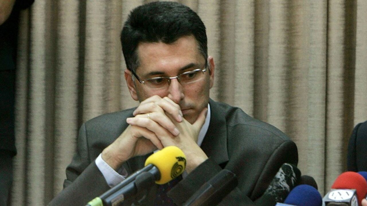 Former Israeli prime minister and Likud lawmaker Benjamin Netanyahu (L) sits next to Likud lawmaker Gideon Sa'ar (C) and interim Likud party chairman Tzahi Hanegbi (R) at a Likud party meeting in Jerusalem November 21, 2005. Prime Minister Ariel Sharon asked Israel's president on Monday to dissolve parliament, opening the way for a snap election around March that he hopes to win as head of a new centrist party. REUTERS/Ronen Zvulun - RTR1BF8H