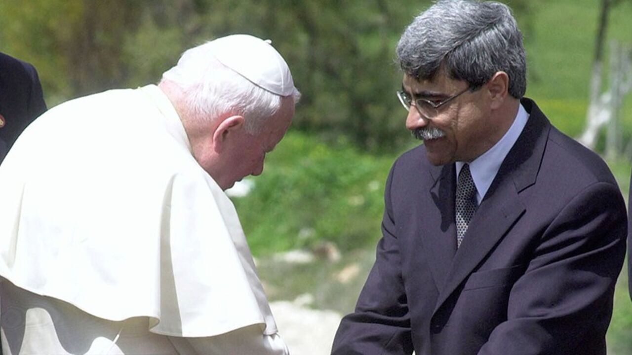 Nazareth Mayor Ramez Jarrisi bids farewall to Pope John Paul II, as the pontiff departs after giving mass at the Basilica of the Annunciation, in the birthplace of Jesus March 25. The pontiff was on the penultimate day of a six-day pilgrimage.

EH/GB - RTR2KBD