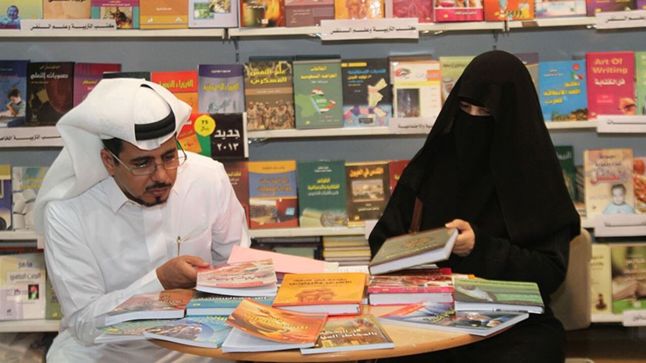 Visitors look at books during the Riyadh Book Fair at the International Exhibition Center in Riyadh, March 7, 2013. REUTERS/Susan Baaghil (SAUDI ARABIA - Tags: SOCIETY) - RTR3EOPA