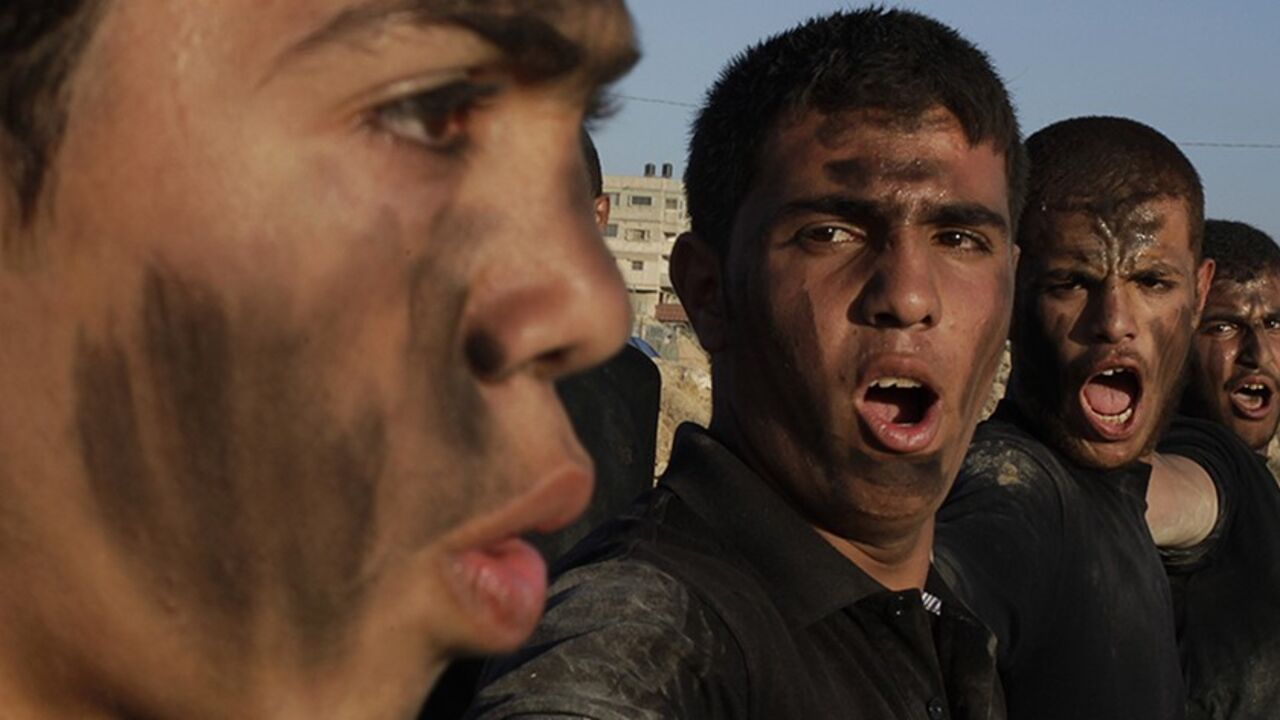 Young Palestinians take part in a military-style exercise during a summer camp organized by Hamas in Rafah in the southern Gaza Strip June 13, 2013. REUTERS/Ibraheem Abu Mustafa (GAZA - Tags: POLITICS MILITARY) - RTX10MO1