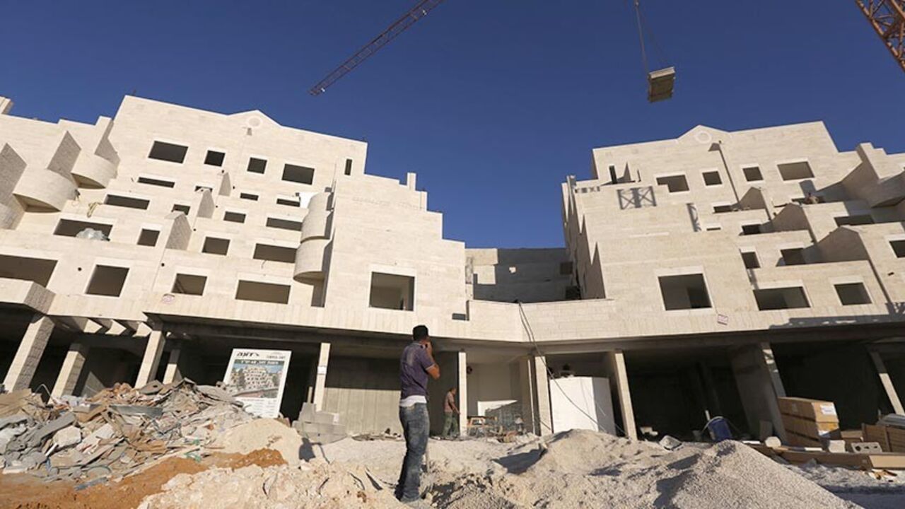 Palestinian labourers work on a construction site in Pisgat Zeev, an urban settlement in an area Israel annexed to Jerusalem after capturing it in the 1967 Middle East war, July 28, 2013. Prime Minister Benjamin Netanyahu on Sunday urged divided rightists in his cabinet to approve the release of 104 Arab prisoners in order to restart peace talk with the Palestinians. The prisoner release would allow Netanyahu to sidestep other Palestinian demands, such as a halt to Jewish settlement expansion. REUTERS/Baz R