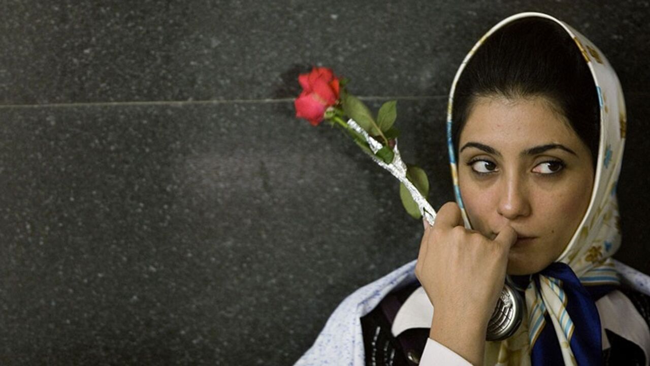 An Iranian bride waits for her groom during a mass wedding ceremony at the country's grand hall in Iran's Interior ministry building in central Tehran August 19, 2007. More than 800 Iranian students will be getting married at the same time.  REUTERS/Morteza Nikoubazl (IRAN) - RTR1SX4G