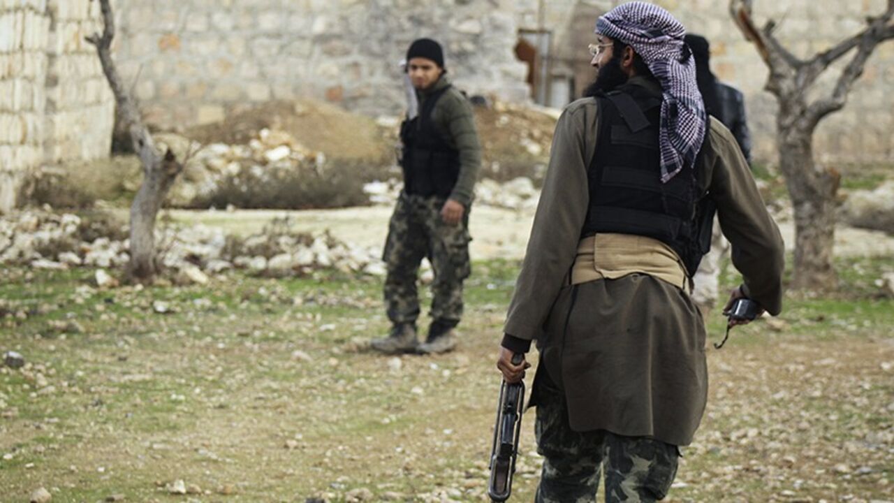 Members of Islamist Syrian rebel group Jabhat al-Nusra carry their weapons as they move towards their positions near Aleppo international airport which is controlled by forces loyal to Syria's President Bashar al-Assad January 28, 2014. Picture taken January 28, 2014. REUTERS/Ammar Abdullah (SYRIA - Tags: POLITICS CIVIL UNREST CONFLICT) - RTX17ZNO