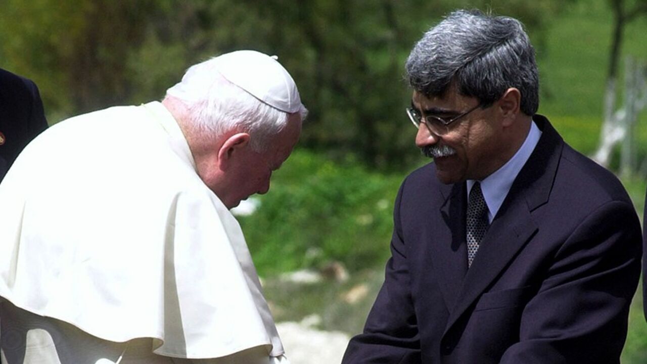 Nazareth Mayor Ramez Jarrisi bids farewall to Pope John Paul II, as the pontiff departs after giving mass at the Basilica of the Annunciation, in the birthplace of Jesus March 25. The pontiff was on the penultimate day of a six-day pilgrimage.

EH/GB - RTR2KBD