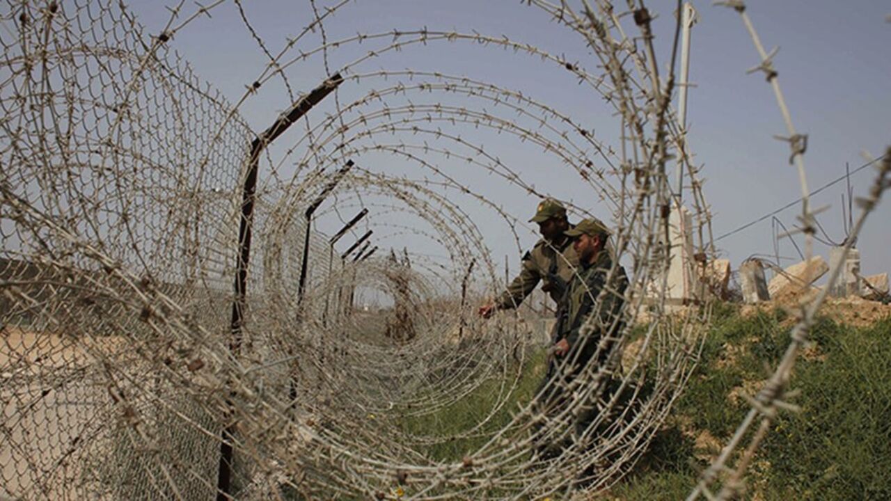 Members of Palestinian security forces loyal to Hamas patrol at the border between Egypt and the Gaza Strip March 4, 2014.  An Egyptian court on Tuesday banned all activities of Hamas in Egypt in a further sign that Cairo's military-backed government aims to squeeze the Palestinian Islamist group that rules neighbouring Gaza, regarding it as a security threat. REUTERS/Ibraheem Abu Mustafa (GAZA - Tags: POLITICS CIVIL UNREST) - RTR3G12V