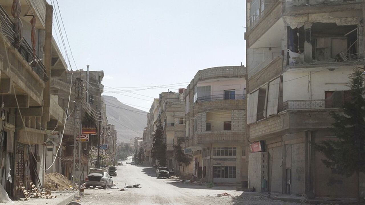 Damages are seen on a street at Yabroud town in Damascus countryside March 20, 2014, after soldiers loyal to President Bashar al-Assad took control of it from the rebel fighters. REUTERS/Khaled al-Hariri (SYRIA - Tags: POLITICS CONFLICT CIVIL UNREST) - RTR3HYPI