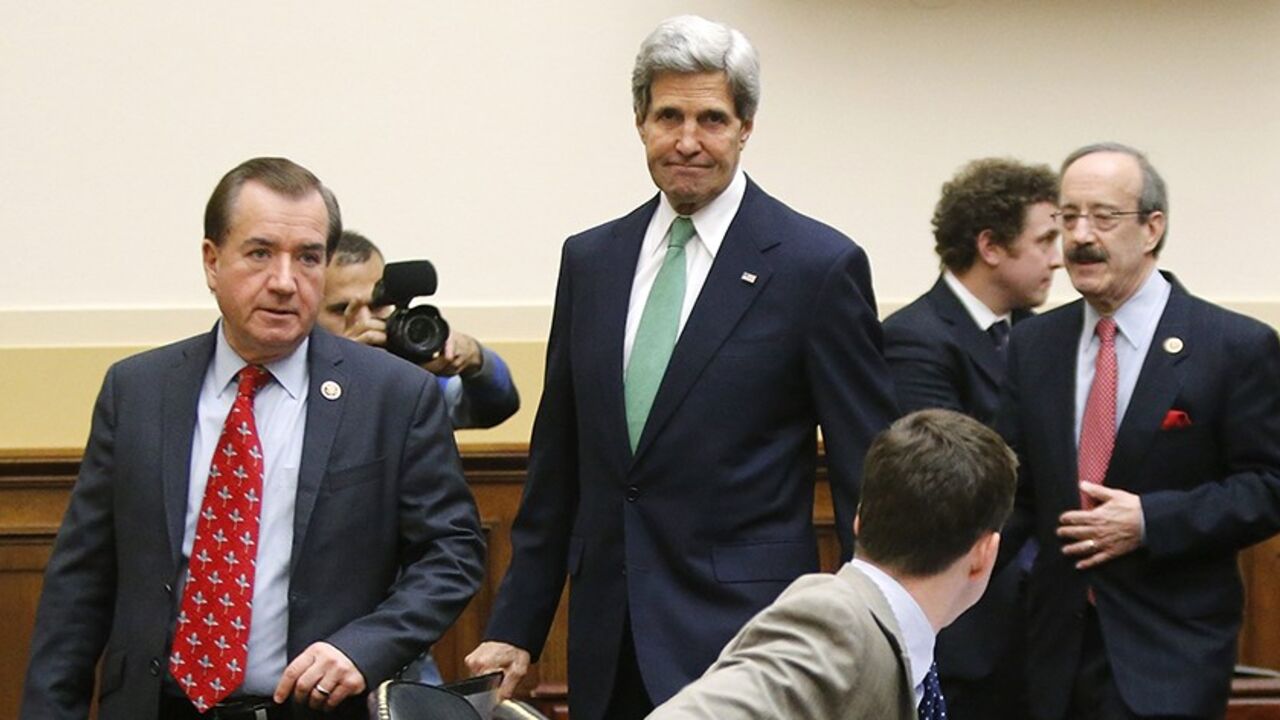 U.S. Secretary of State John Kerry (C) arrives with Committee Chairman U.S. Representative Ed Royce (R-CA) (L) and ranking member Representative Eliot Engel (D-NY) (R) to testify on agreements over Iran's nuclear programs, before the House Foreign Affairs Committee on Capitol Hill in Washington, December 10, 2013. REUTERS/Jonathan Ernst    (UNITED STATES - Tags: POLITICS MILITARY) - RTX16CKP