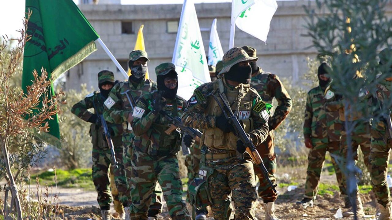 Iraqi Shi'ite fighters demonstrate with their weapons during a military-style training at a camp in on the outskirt of Damascus February 13, 2014.  Picture taken February 13, 2014. REUTERS/Alaa Al-Marjani (SYRIA - Tags: CIVIL UNREST POLITICS CONFLICT) - RTX18VD3