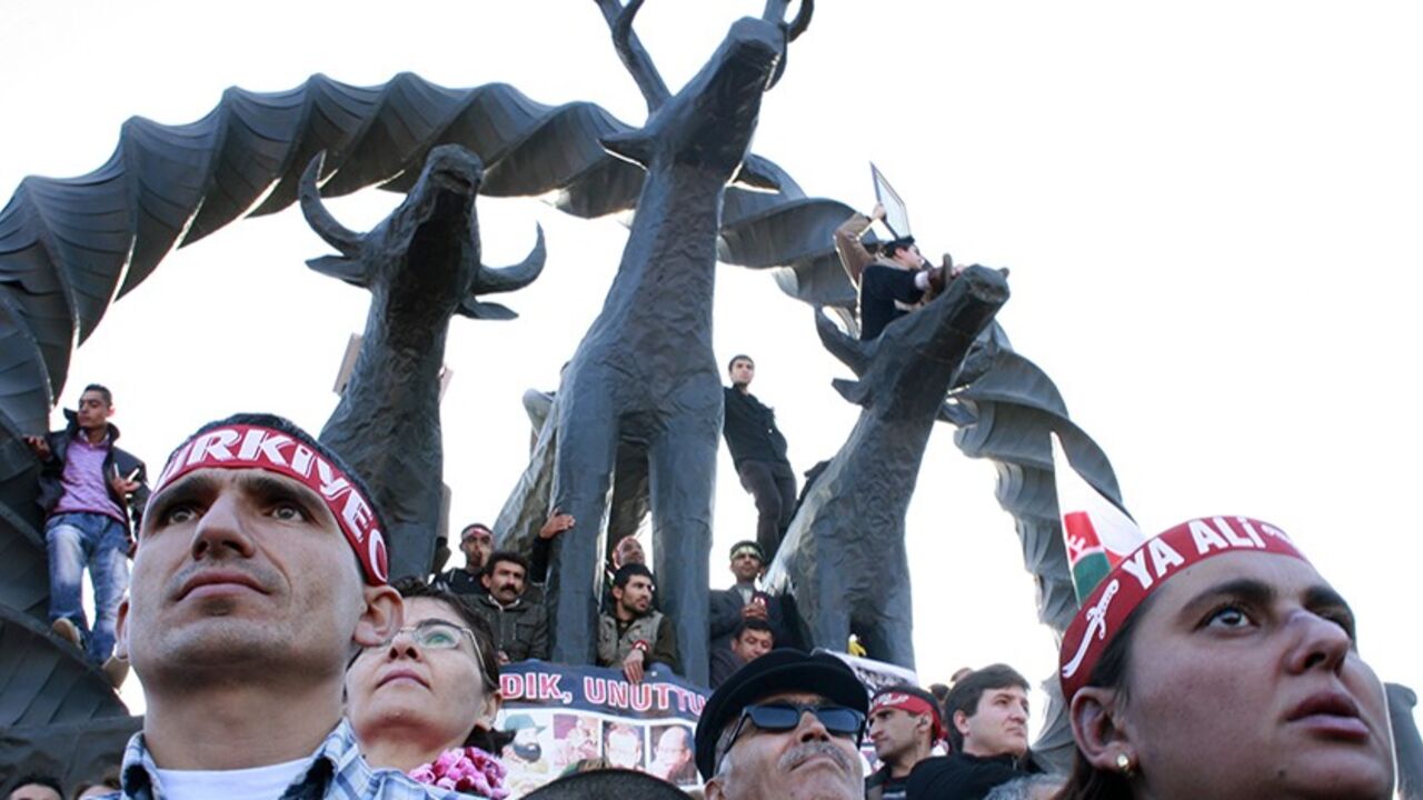 Members of Turkey's Alevi community attend a rally in Ankara November 9, 2008.  Thousands of Turkish Alevis marched in Ankara on Sunday in their first massive demonstration to call for an end to discrimination by the government and compulsory religious classes. REUTERS/Umit Bektas (TURKEY) - RTXAF3A