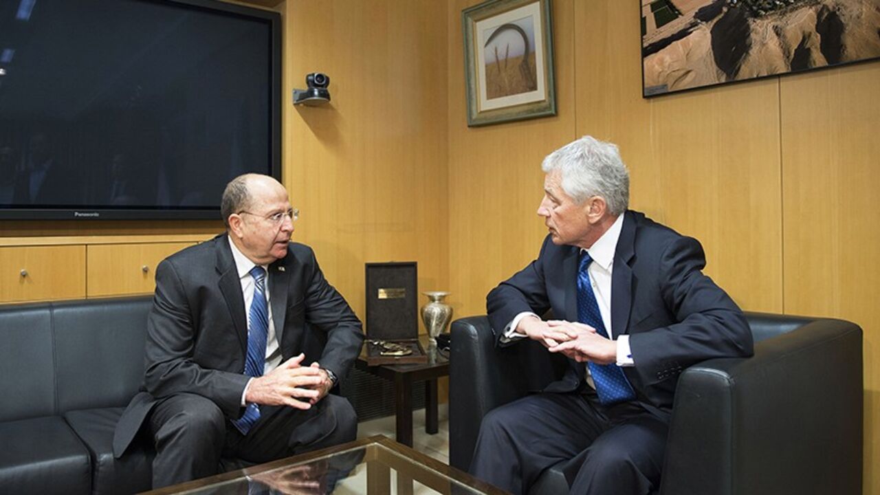 U.S. Defense Secretary Chuck Hagel (R) and his Israeli counterpart Moshe Yaalon speak during their meeting at the Kirya base in Tel Aviv April 22, 2013. Israel suggested on Monday it would be patient before taking any military action against Iran's nuclear programme, saying during a visit by Hagel there was still time for other options. REUTERS/Jim Watson/Pool (ISRAEL - Tags: POLITICS MILITARY) - RTXYVT1