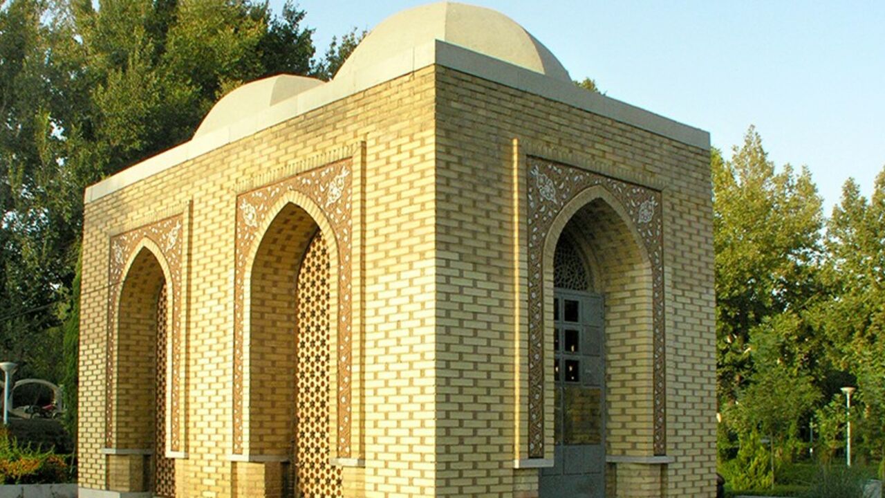 Arthur_Pope_mausoleum.jpg