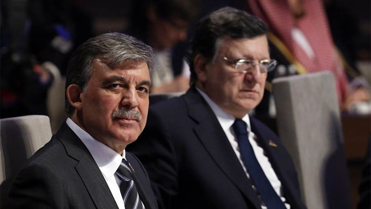 Turkey's President Abdullah Gul (L) and European Commission President Jose Manuel Barroso attend the opening session of the Nuclear Security Summit in The Hague March 24, 2014. REUTERS/Yves Herman (NETHERLANDS  - Tags: POLITICS)   - RTR3IEA7