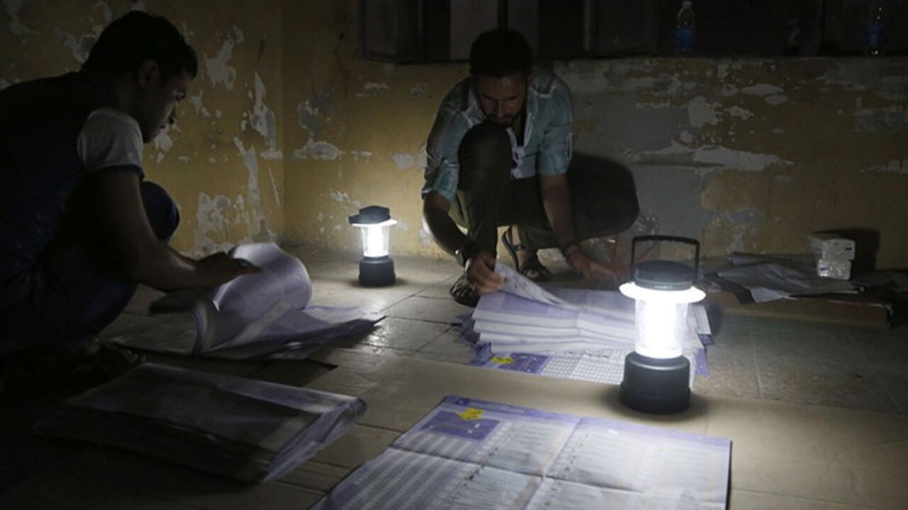 Employees of the Independent High Electoral Commission (IHEC) count ballots during the Iraqi parliamentary elections in Baghdad April 30, 2014. Iraqis head to the polls on Wednesday in their first national election since U.S. forces withdrew from Iraq in 2011 as Prime Minister Nuri Maliki seeks a third term amid rising violence. REUTERS/Wissm al-Okili (IRAQ - Tags: ELECTIONS POLITICS) - RTR3NAHT