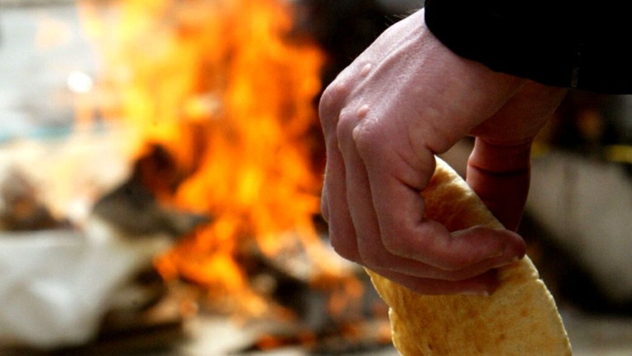 AN ULTRA-ORTHODOX JEWISH MAN BURNS FOOD CONTAINING LEAVENING IN THE MEA
SHEARIM NEIGHBOURHOOD OF JERUSALEM.

An Ultra-Orthodox Jewish man burns food containing leavening in the Mea
Shearim neighbourhood of Jerusalem prior to the start of the Passover
holiday April 16, 2003. Passover which begins this Wednesday evening with
the 'seder' dinner, is a week long holiday celebrating the exodus of the
Jews from Egypt. It is a time when religious Jews throughly clean their
homes and refrain from eating any food con