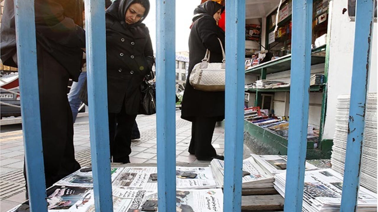 EDITORS' NOTE: Reuters and other foreign media are subject to Iranian restrictions on leaving the office to report, film or take pictures in Tehran. 

A woman looks at newspapers at a news stand in Tehran December 4, 2011. REUTERS/Raheb Homavandi  (IRAN - Tags: SOCIETY) - RTR2UTND