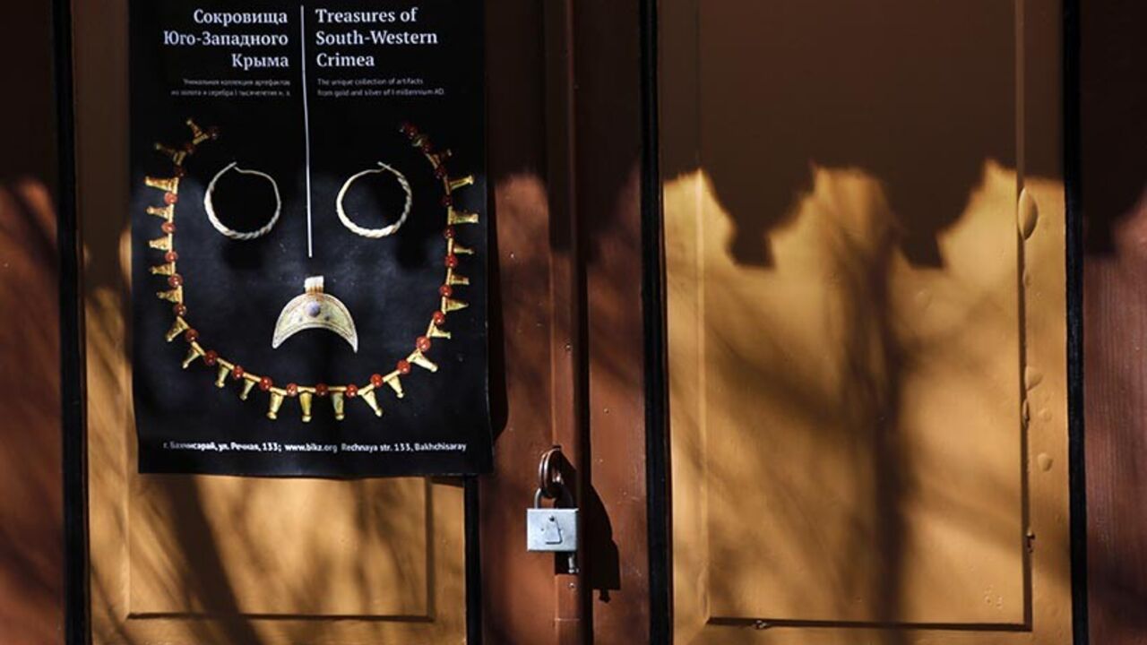 A sign is pictured inside the 16th-century Tatar Khans' palace in Bakhchisaray April 2, 2014. From the 16th-century Tatar Khans' palace in Bakhchisaray to the former tsarist residence that hosted the World War Two Yalta conference, Crimea's heritage sites have become a source of bitter contention since Russia seized the region from Ukraine.   REUTERS/Yannis Behrakis  (UKRAINE - Tags: TRAVEL SOCIETY) - RTR3JPF8