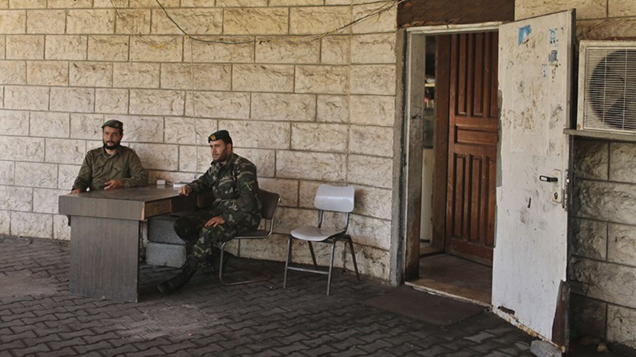 Members of Palestinian security forces loyal to Hamas keep guard at the house of Palestinian president Mahmoud Abbas in Gaza City May 14, 2014, as they prepare to handover the house which Hamas seized during a brief civil war with Fatah in 2007. Officials from Palestinian President Mahmoud Abbas's Fatah faction and the rival Islamist Hamas group met in Gaza on Tuesday to discuss the make-up of a unity government they hope will end a seven-year schism. REUTERS/Mohammed Salem (GAZA - Tags: POLITICS) - RTR3P45