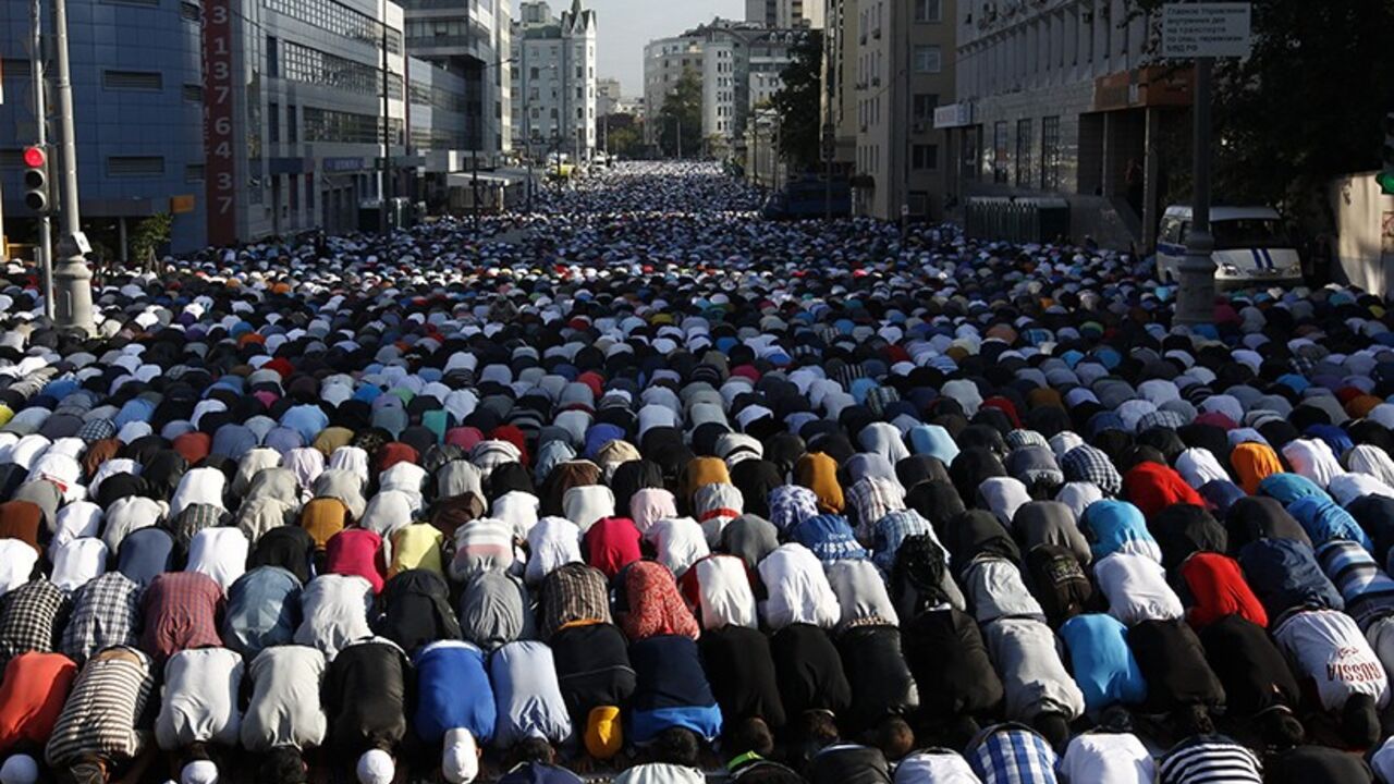 Thousands of believers take part in morning prayers to celebrate the first day of Eid-al-Fitr in Moscow August 8, 2013. The Eid al-Fitr festival marks the end of the Muslim holy fasting month of Ramadan.     REUTERS/Sergei Karpukhin (RUSSIA  - Tags: RELIGION)   - RTX12DN1