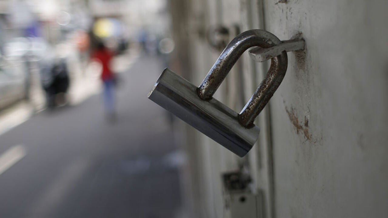 A closed shop is seen in the West Bank city of Ramallah June 8, 2014. Shops were shuttered in the Palestinian commercial capital on Sunday in solidarity with nearly 300 Palestinian prisoners on hunger strike against Israeli detention without trial.  REUTERS/Mohamad Torokman (WEST BANK - Tags: POLITICS BUSINESS) - RTR3SQKE