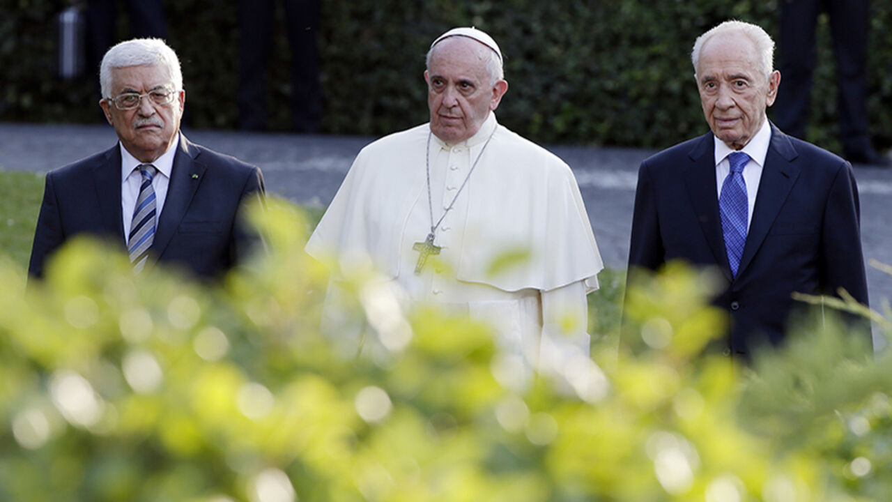 (L-R) Palestinian President Mahmoud Abbas, Pope Francis and Israeli President Shimon Peres arrive in the Vatican Gardens to pray together at the Vatican June 8, 2014. REUTERS/Max Rossi (VATICAN - Tags: RELIGION POLITICS TPX IMAGES OF THE DAY) - RTR3SRQM