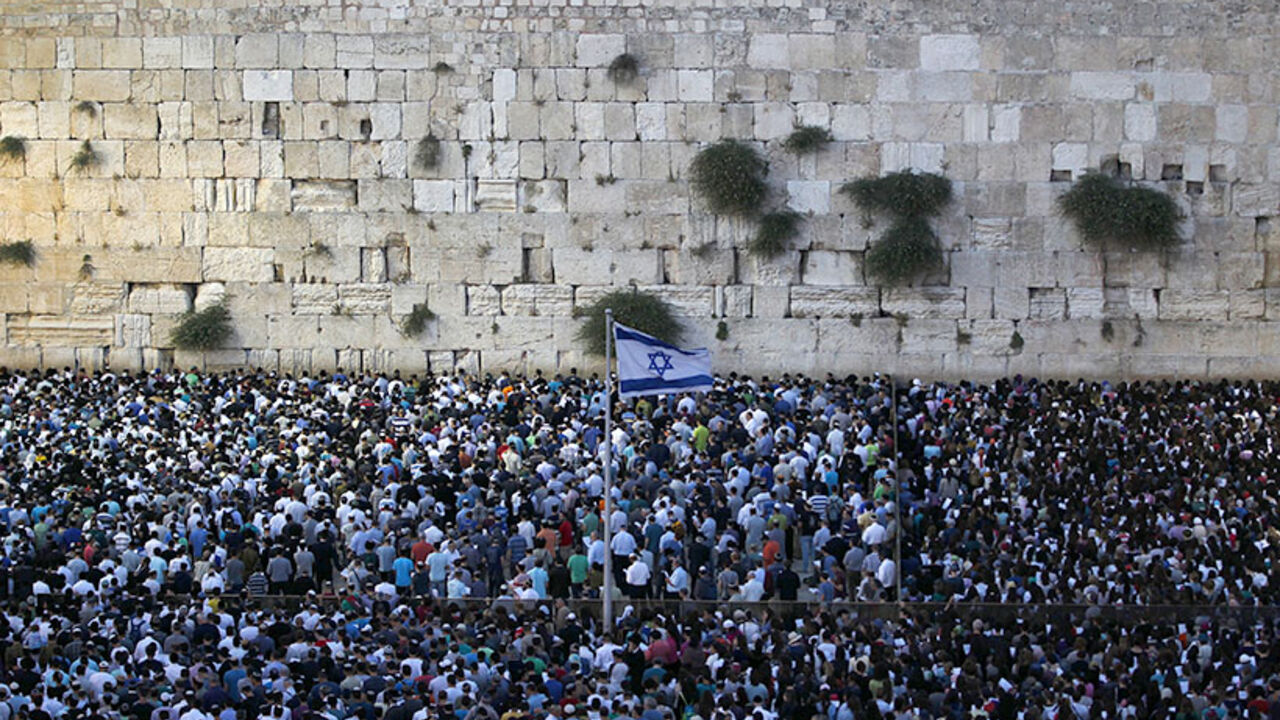 Israelis take part in a mass prayer at the Western Wall, Judaism's holiest prayer site, in Jerusalem's Old City, for the return of three teenagers who were abducted June 15, 2014. Israel said on Sunday that Hamas militants had abducted three Israeli teenagers in the occupied West Bank, warning of "serious consequences" as it pressed on with a search and detained dozens of Palestinians. REUTERS/Ronen Zvulun (JERUSALEM - Tags: POLITICS CIVIL UNREST RELIGION TPX IMAGES OF THE DAY) - RTR3TX4G