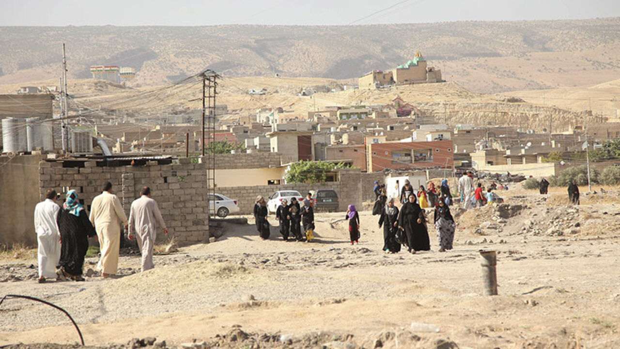 Iraqi Shiite Turkmen Families fleeing the violence in the Iraqi city of Tal Afar, west of Mosul arrive at Shangal, a town in Nineveh province, June 17, 2014.  The mainly Turkmen city of Tal Afar, west of Mosul, fell to Sunni militants late on Sunday, and the Iraqi military said it was sending reinforcement there. The Iraqi army said on state television it had killed a top militant, named Abu Abdul Rahman al-Muhajir, in Mosul in clashes.  Picture taken June 17, 2014. REUTERS/ Ari Jala (IRAQ - Tags: CIVIL UNR