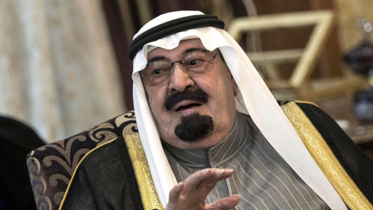 Saudi Arabia's King Abdullah bin Abdulaziz al-Saud talks with U.S. Secretary of State John Kerry (not pictured) before a meeting at the King's desert encampment in Rawdat al-Khuraim January 5, 2014. REUTERS/Brendan Smialowski/Pool (SAUDI ARABIA - Tags: POLITICS ROYALS) - RTX172VS