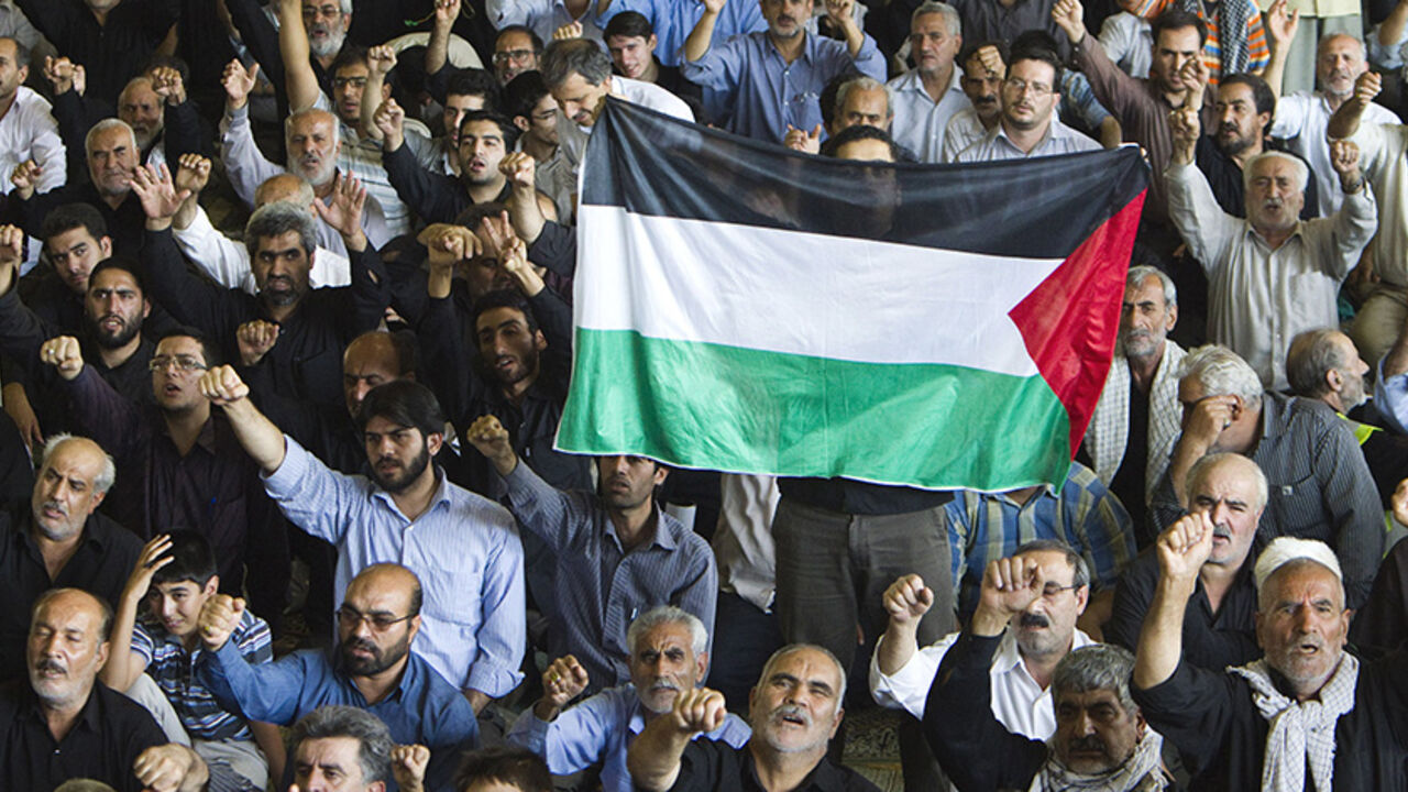 EDITORS' NOTE: Reuters and other foreign media are subject to Iranian restrictions on their ability to film or take pictures in Tehran.

Iranians shout anti-U.S. and anti-Israel slogans as one of them holds a Palestinian flag during Friday prayers after the Jerusalem Day demonstration in Tehran September 3, 2010. REUTERS/Raheb Homavandi (IRAN - Tags: POLITICS RELIGION) - RTR2HV3V