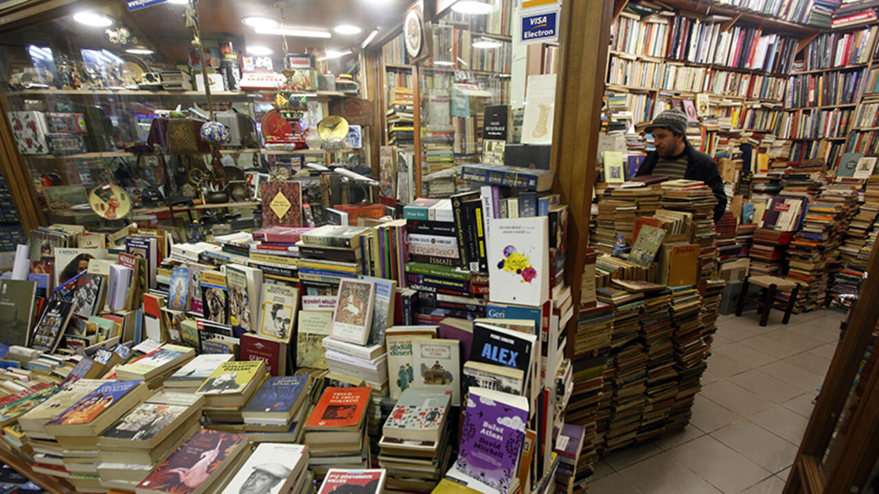 A man searches for a book in a second hand book market in Istanbul March 14, 2012. REUTERS/Osman Orsal (TURKEY - Tags: SOCIETY) - RTR2ZBHM