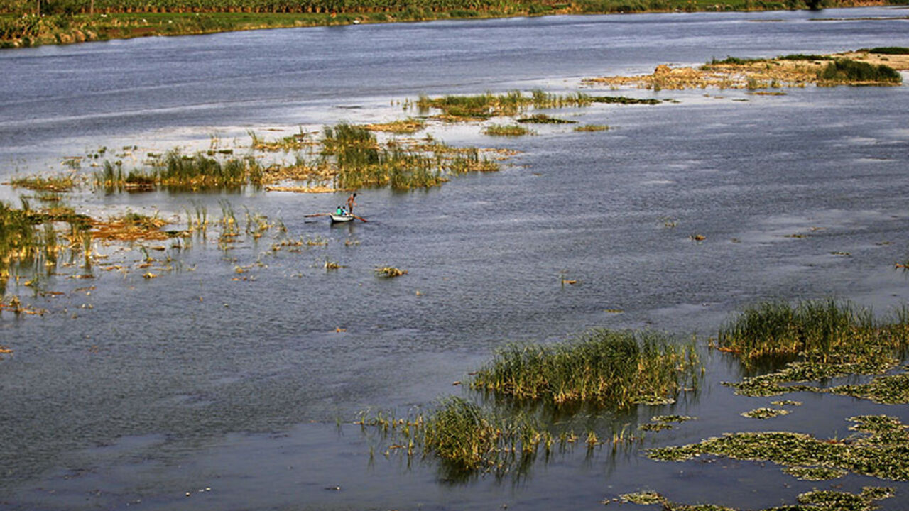 A fisherman travels on a boat with his family during low water levels on the river Nile in Cairo, April 19, 2014.  REUTERS/Amr Abdallah Dalsh (EGYPT - Tags: ENVIRONMENT SOCIETY) - RTR3LW80