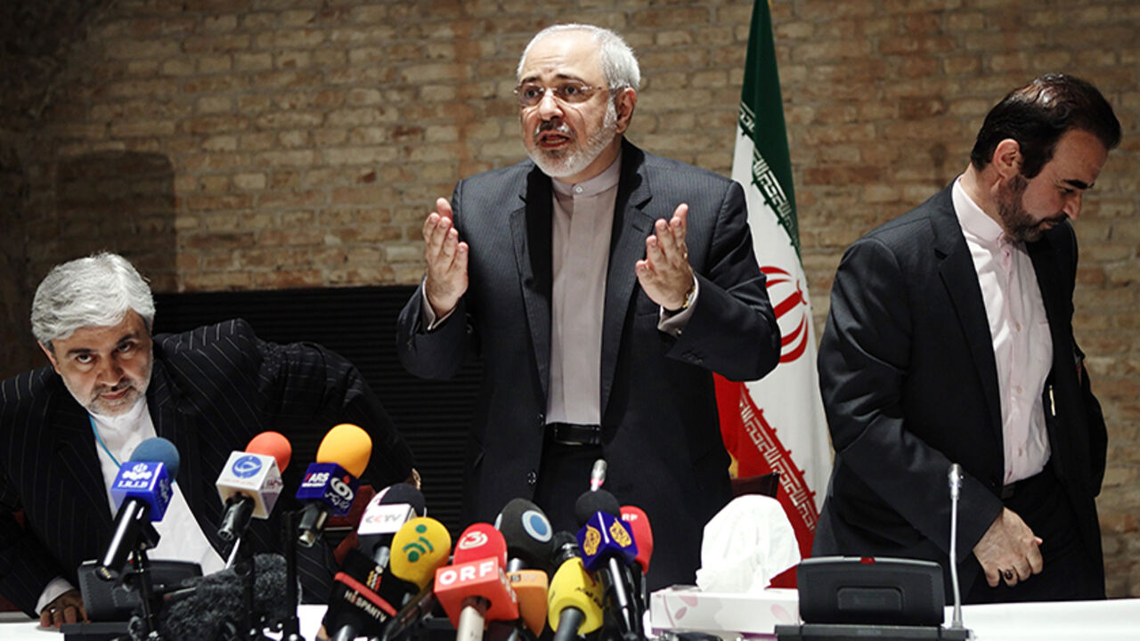 Iranian Foreign Minister Mohammad Javad Zarif (C) and diplomats leave a news conference in Vienna July 15, 2014. Zarif suggested on Tuesday that six world powers are leaning towards extending nuclear talks with Tehran beyond a July 20 deadline although both sides still hoped to reach an agreement over the next five days. REUTERS/Heinz-Peter Bader (AUSTRIA - Tags: POLITICS ENERGY) - RTR3YRRR