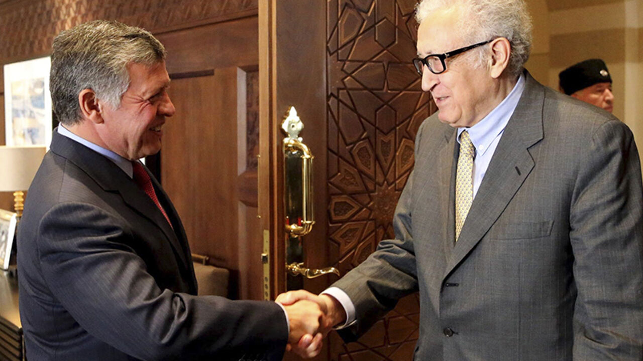 Jordan's King Abdullah (L) shakes hands with U.N.-Arab League envoy for Syria Lakhdar Brahimi at the Royal Palace in Amman October 23, 2013. REUTERS/Jordanian Royal Palace/Yousef Allan/Handout via Reuters (JORDAN - Tags: POLITICS ROYALS) ATTENTION EDITORS - THIS IMAGE HAS BEEN SUPPLIED BY A THIRD PARTY. IT IS DISTRIBUTED, EXACTLY AS RECEIVED BY REUTERS, AS A SERVICE TO CLIENTS. FOR EDITORIAL USE ONLY. NOT FOR SALE FOR MARKETING OR ADVERTISING CAMPAIGNS - RTX14L3R