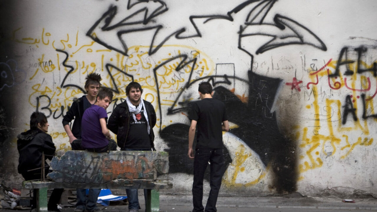 Iranian men gather at a park in central Tehran April 24, 2009. REUTERS/Morteza Nikoubazl (IRAN SOCIETY ODDLY) - RTXEBZG