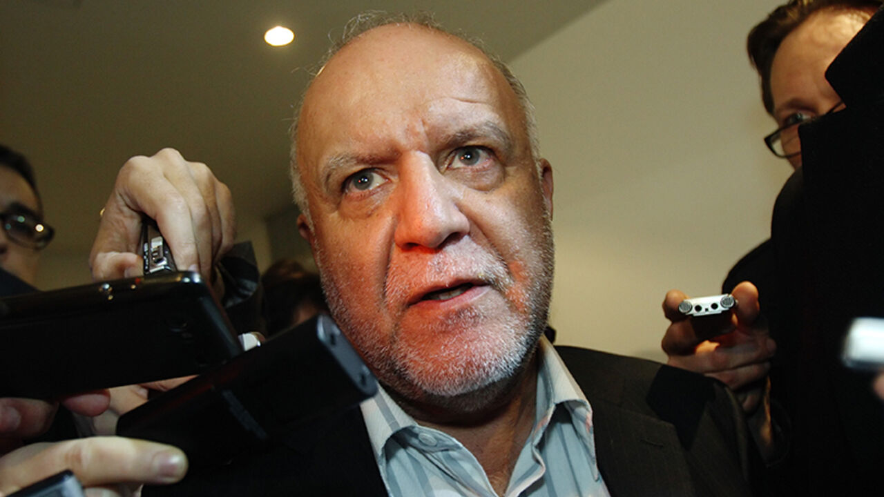 Iranian Oil Minister Bijan Zanganeh talks to journalists as he arrives at his hotel ahead of an OPEC meeting in Vienna December 3, 2013. Iran will take six months after sanctions are lifted to return to full oil output capacity of 4 million barrels per day, Zanganeh said on Tuesday. REUTERS/Heinz-Peter Bader  (AUSTRIA - Tags: POLITICS ENERGY) - RTX1626B