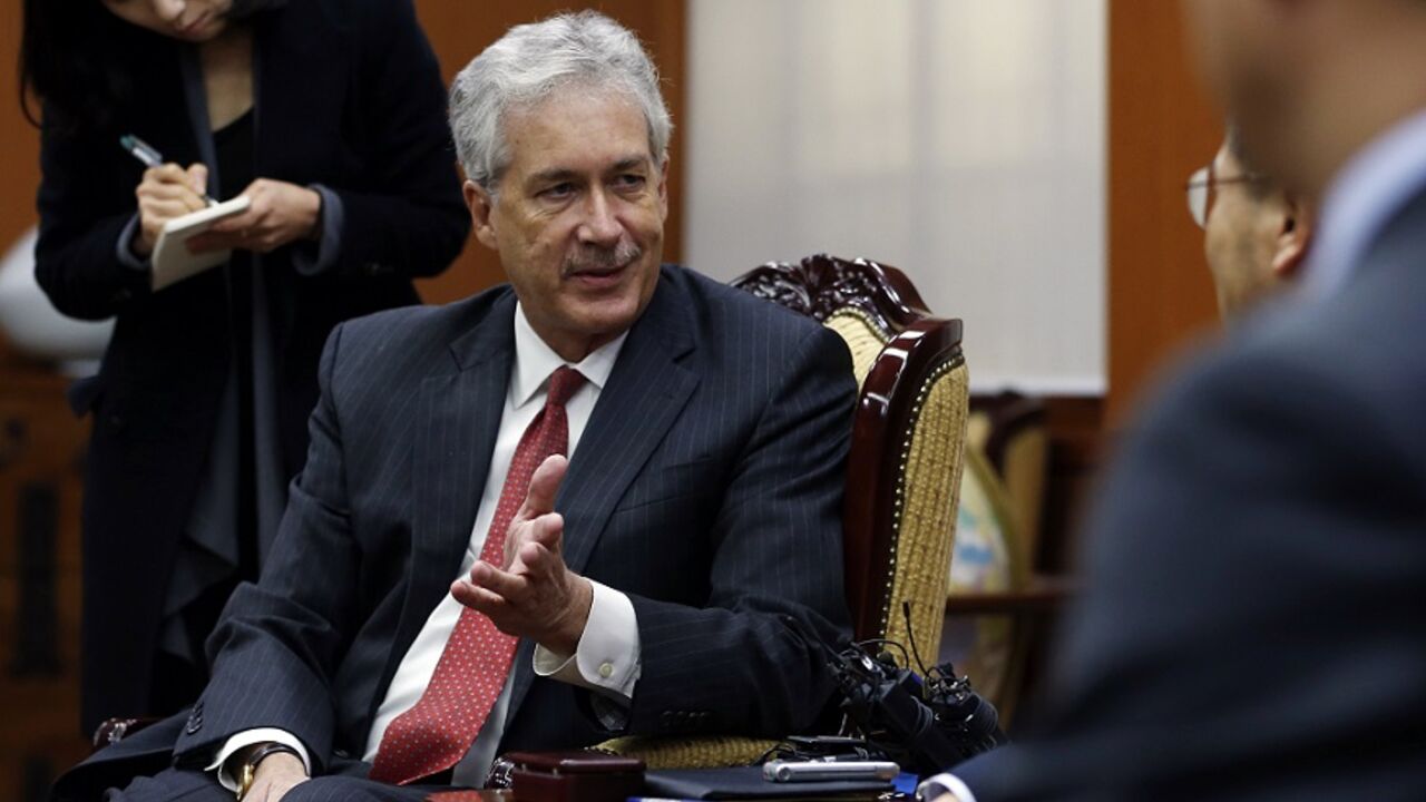 U.S. Deputy Secretary of State William Burns (2nd L) talks with Vice Foreign Minister of South Korea Kim Kyou-hyun during their meeting at the Foreign Ministry in Seoul January 21, 2014.   REUTERS/Kim Hong-Ji (SOUTH KOREA - Tags: POLITICS) - RTX17N92