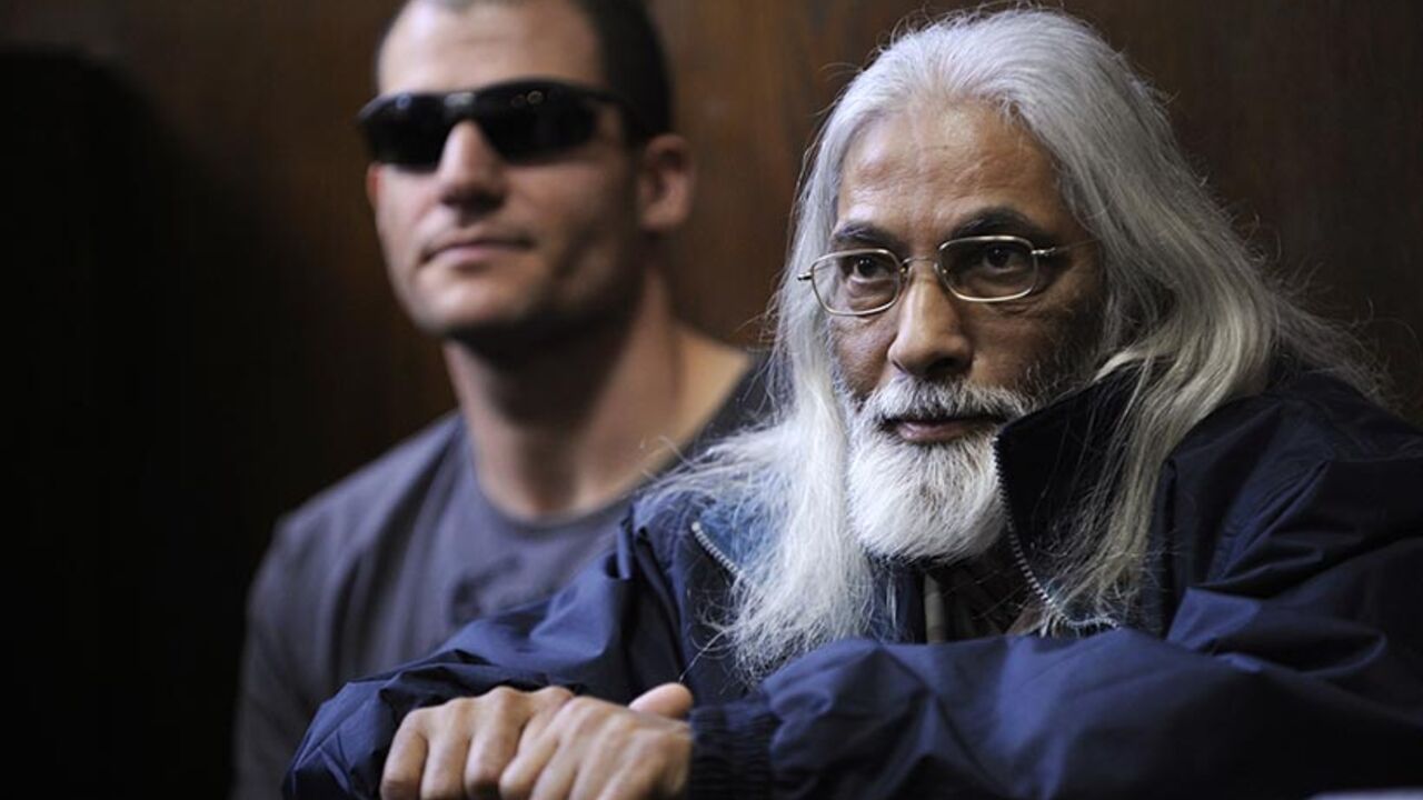 Goel Ratzon (R) sits in the dock at Tel Aviv's Magistrate's court during a hearing on extension of remand February 7, 2010. Israeli police detained last month the 60-year-old self-styled Jewish sage on suspicion of incest and abuse of women and children they allege he kept like slaves in various homes around Tel Aviv. REUTERS/Amir Cohen (ISRAEL - Tags: CRIME LAW) - RTR29X9W