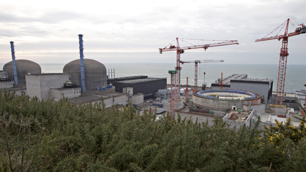 General view of the operating power plant (L) and the construction site (R) of the third-generation European Pressurised Water nuclear reactor (EPR) in Flamanville, north-western France, January 17, 2013. REUTERS/Charles Platiau   (FRANCE - Tags: ENERGY BUSINESS) - RTR3CLWW