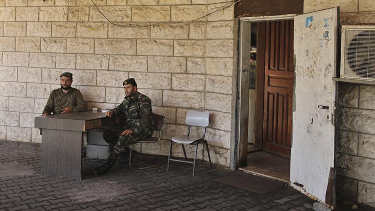 Members of Palestinian security forces loyal to Hamas keep guard at the house of Palestinian president Mahmoud Abbas in Gaza City May 14, 2014, as they prepare to handover the house which Hamas seized during a brief civil war with Fatah in 2007. Officials from Palestinian President Mahmoud Abbas's Fatah faction and the rival Islamist Hamas group met in Gaza on Tuesday to discuss the make-up of a unity government they hope will end a seven-year schism. REUTERS/Mohammed Salem (GAZA - Tags: POLITICS) - RTR3P45