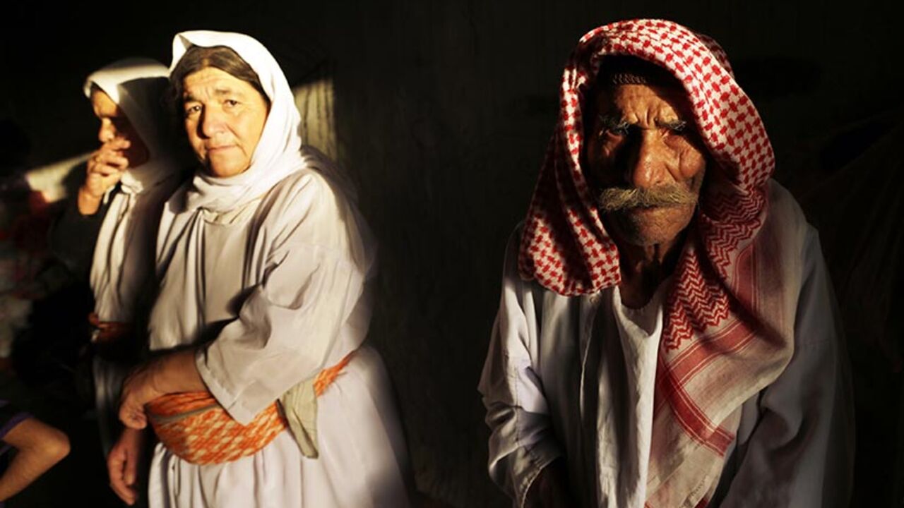 Displaced people from the minority Yazidi sect who fled the violence in the Iraqi town of Sinjar, wait for aid at an abandoned building that they are using as their main residence, outside the city of Dohuk August 25, 2014. REUTERS/Youssef Boudlal (IRAQ - Tags: CIVIL UNREST POLITICS) - RTR43PC3