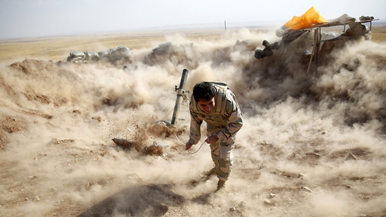 A Kurdish Peshmerga fighter launches mortar shells towards Zummar, controlled by Islamic State (IS), near Mosul September 15, 2014. REUTERS/Ahmed Jadallah (IRAQ - Tags: CIVIL UNREST CONFLICT TPX IMAGES OF THE DAY) - RTR46B59