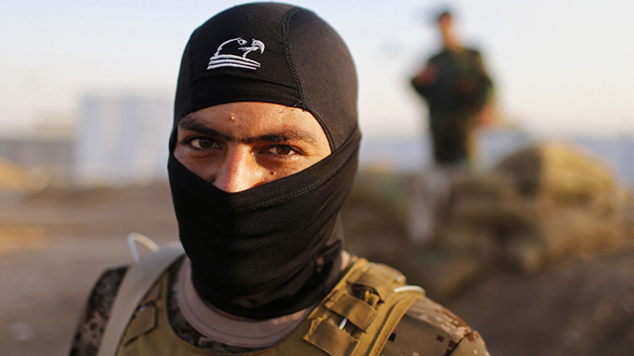 A Kurdish Peshmerga fighter takes up position near his camp in Gwar, northern Iraq September 23, 2014. REUTERS/Ahmed Jadallah (IRAQ - Tags: CIVIL UNREST CONFLICT) - RTR47EK9