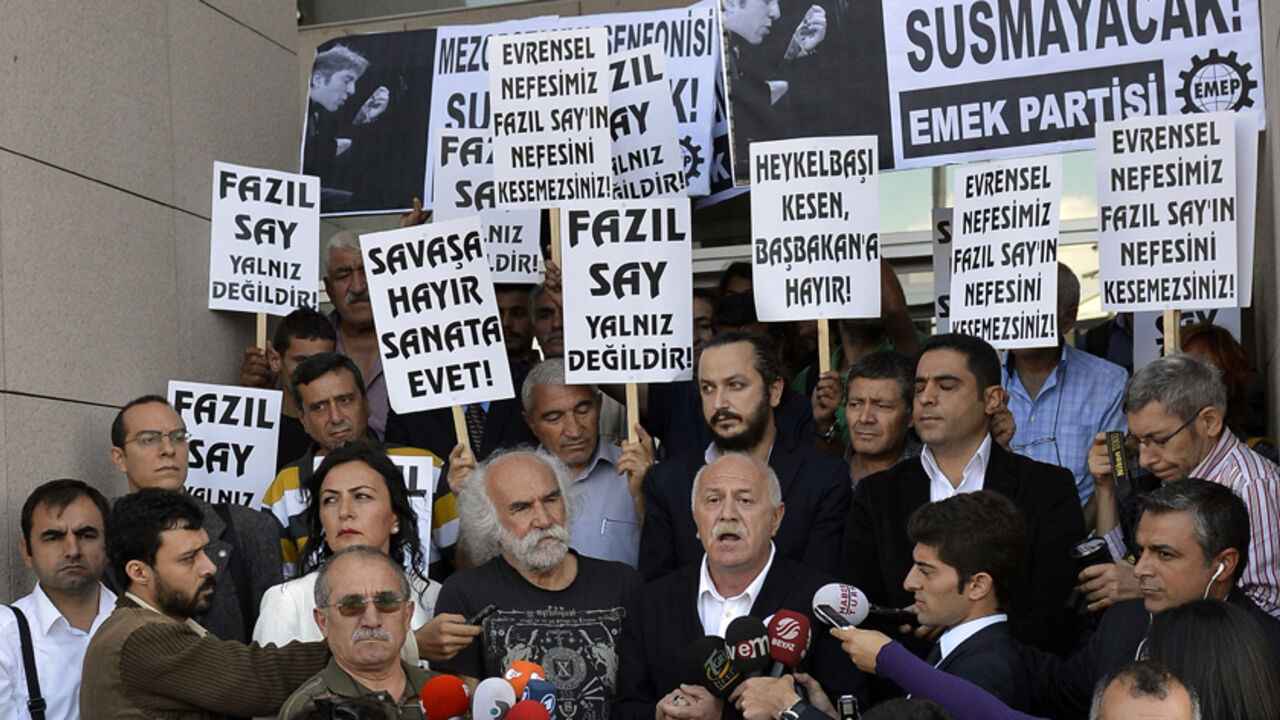 Supporters of Turkish classical pianist Fazil Say demonstrate in front of the court house in Istanbul October 18, 2012. Internationally acclaimed Turkish classical pianist Fazil Say goes on trial on charges of insulting Muslim religious values in comments posted on Twitter.  REUTERS/Burak Akbulut/Anadolu Agency (TURKEY - Tags: POLITICS CIVIL UNREST CRIME LAW) FOR EDITORIAL USE ONLY. NOT FOR SALE FOR MARKETING OR ADVERTISING CAMPAIGNS. THIS IMAGE HAS BEEN SUPPLIED BY A THIRD PARTY. IT IS DISTRIBUTED, EXACTLY