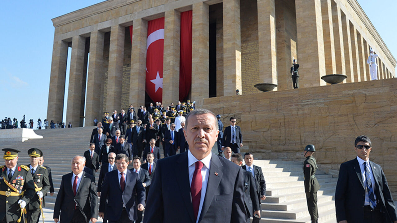 Turkey's President Tayyip Erdogan (C) attends a ceremony marking the 92nd anniversary of Victory Day at Anitkabir, mausoleum of modern Turkey's founder Ataturk, in Ankara August 30, 2014. REUTERS/Stringer (TURKEY  - Tags: POLITICS ANNIVERSARY MILITARY) - RTR44B5W