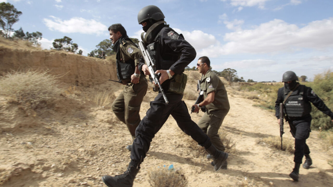 Tunisian police run as they patrol a mountain in Kasserine October 23, 2014. The Chaambi, Saloum and Sammama mountains bordering with Algeria have become a refuge for militant groups over the past two years, turning Kasserine into a military barracks encircled by roadblocks to curb attacks. Picture taken October 23. To match story TUNISIA-ELECTION/ REUTERS/Zoubeir Souissi (TUNISIA - Tags: POLITICS CIVIL UNREST) - RTR4BK91